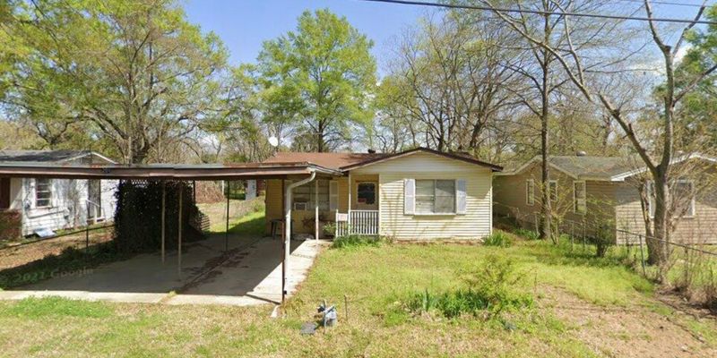 Monroe House: 204 Leachman Ave