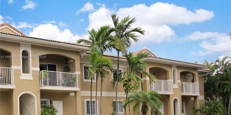 Hollywood House: 4802 Washington St