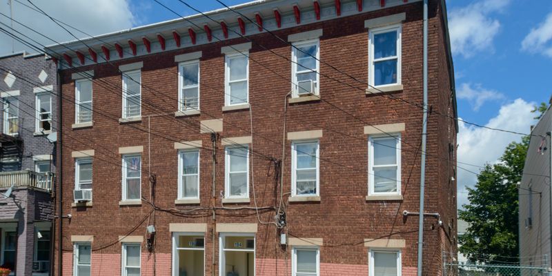 Newburgh Apartment: 194 W Parmenter St