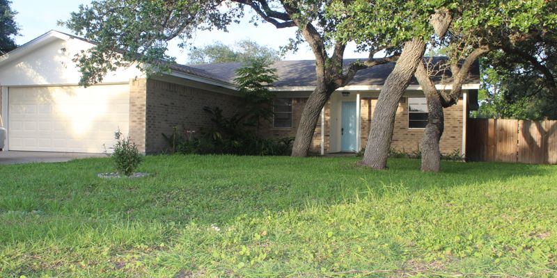 Rockport House: 1414 N Live Oak St