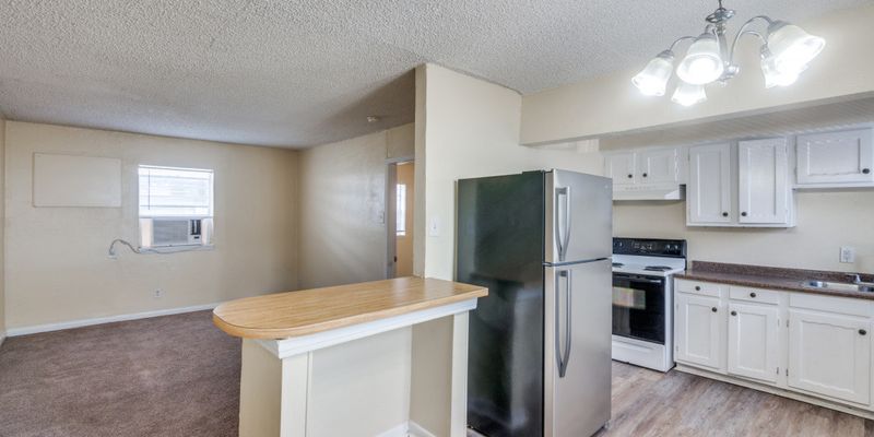 Irving Apartment: 512 S Delaware St