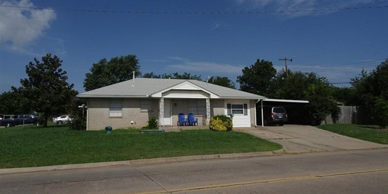 Moore House: 901 N Janeway Ave