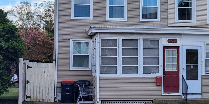 Middletown House: 106 E Main St