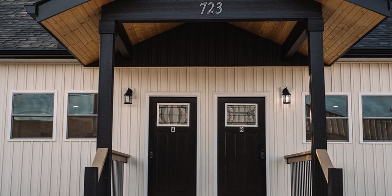 Hickory House: 723 Highland Ave SE