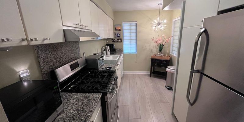 Los Angeles House: 1815 Glendon Ave