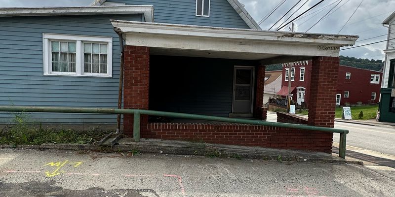 Waynesburg House: 56 S Morgan St