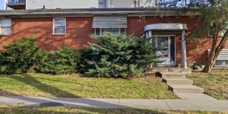 Lincoln Apartment: 1501 F St