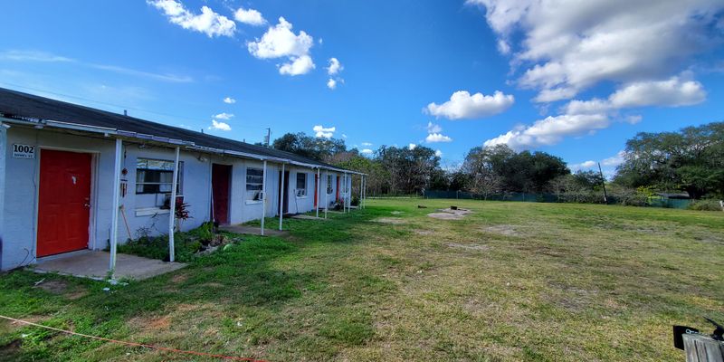 Dundee Apartment: 1002 Daniels St