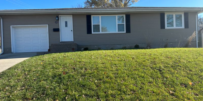 Dubuque House: 1694 Earl Dr