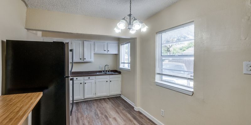 Irving Apartment: 512 S Delaware St
