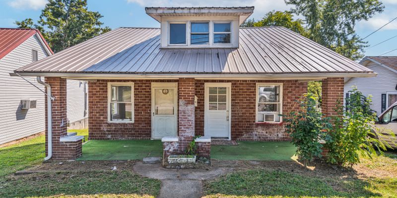 Scottsville House: 120 E Oak St