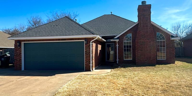 Midwest City House: 322 Pinehurst Dr