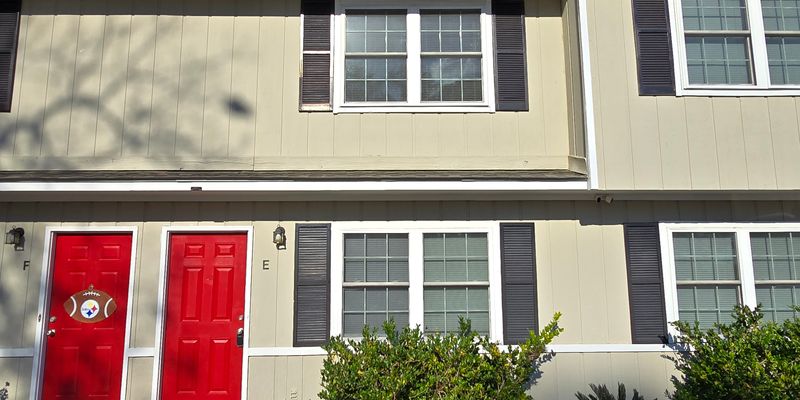 Conway Townhome: 1200 Pine St