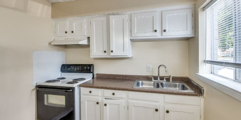 Irving Apartment: 512 S Delaware St