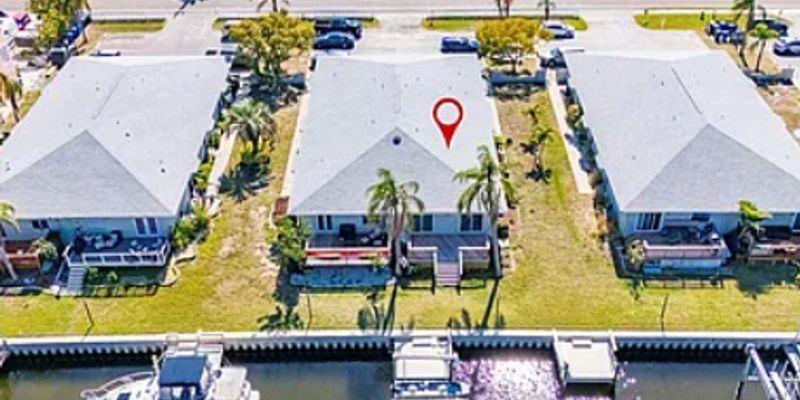 Apollo Beach House: 1025 Apollo Beach Blvd