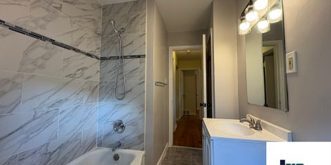 17. Main Bath.jpg