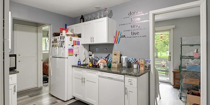 Newport Apartment: 1659 10th Ave