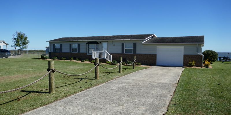 Grandy House: 144 Edgewater Dr