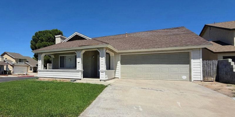Victorville House: 13654 Opal Cir