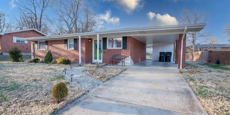 Belleville House: 213 Columbus Dr