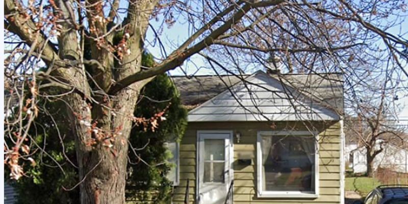 Warren House: 22738 Sharrow Ave