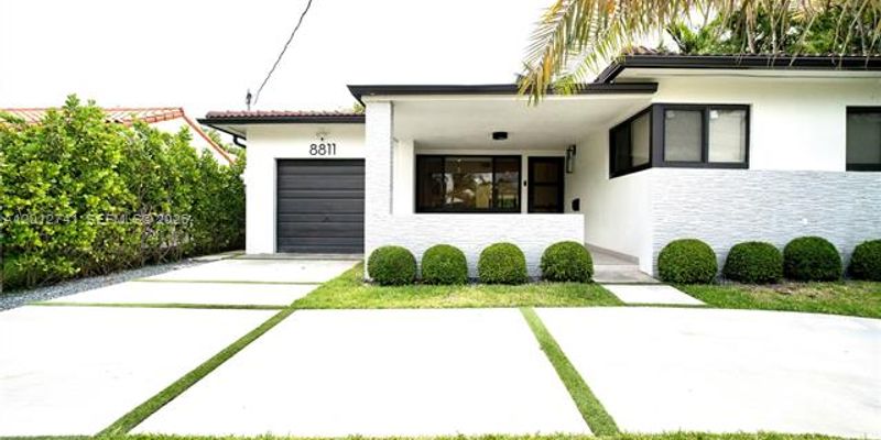 Surfside House: 8811 Carlyle Ave