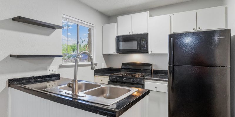 Lockhart Apartment: 137 Elm St