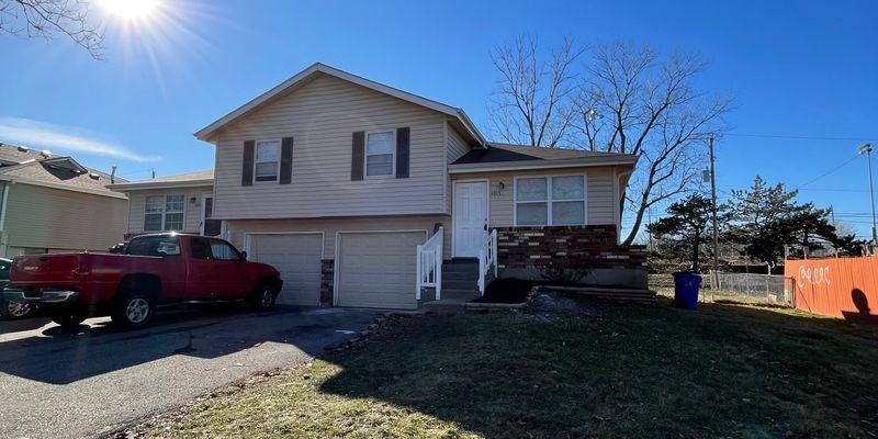 Olathe House: 1015 N Jan-Mar Dr