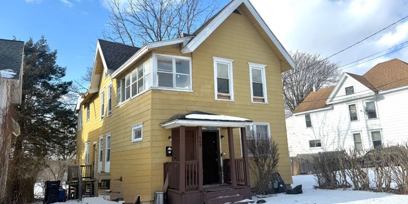 Syracuse Apartment: 909 Oak St