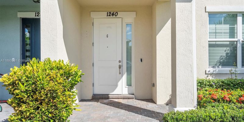 Hollywood House: 1240 Eucalyptus Dr