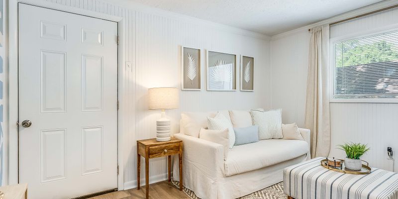 Savannah Apartment: 2203 DeLesseps Ave