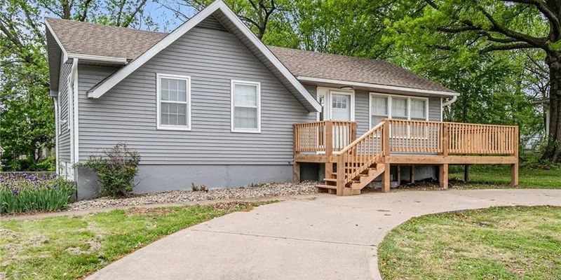Blue Springs House: 321 NW 22nd St Terrace