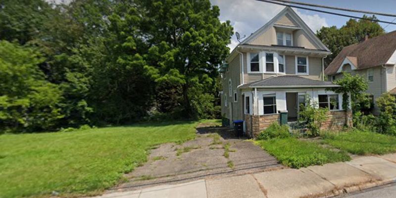 Akron House: 469 Rhodes Ave