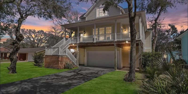 Oak Island House: 206 NE 60th St