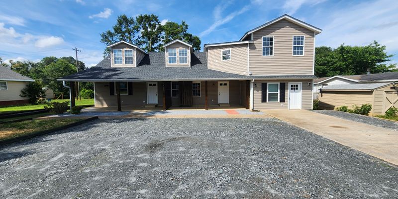 Wellford Apartment: 1587 Main St