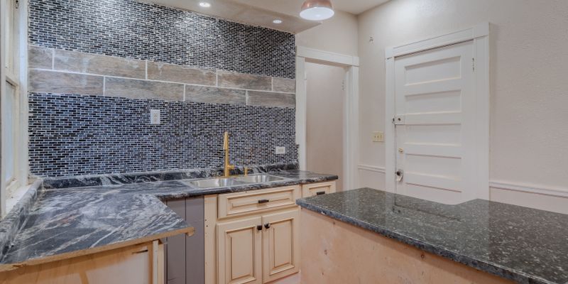 Milwaukee Apartment: 3239 W Juneau Ave