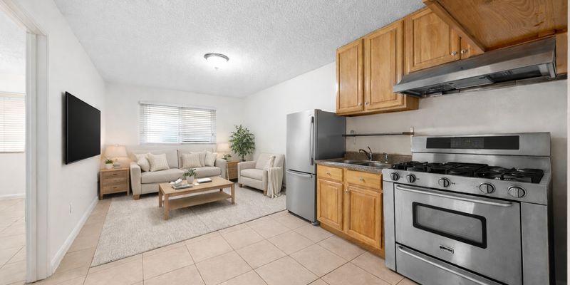 Los Angeles Apartment: 1337 Douglas St