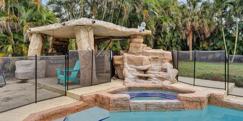 Hollywood House: 5612 Harding St
