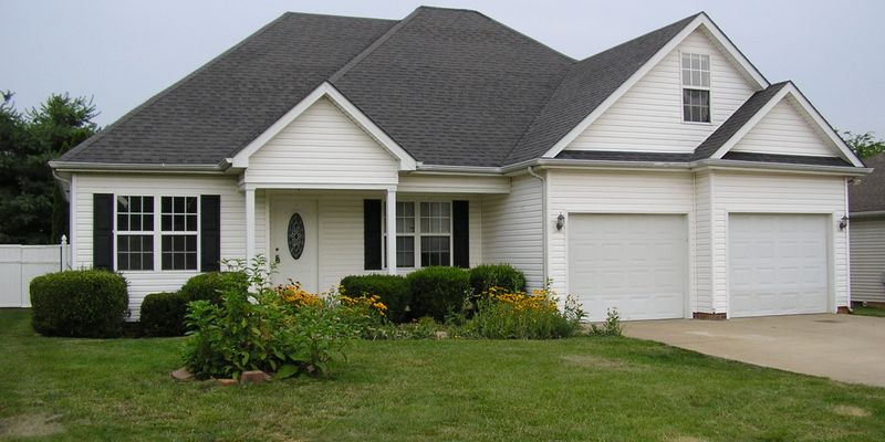 Bowling Green House: 1002 Angelica St