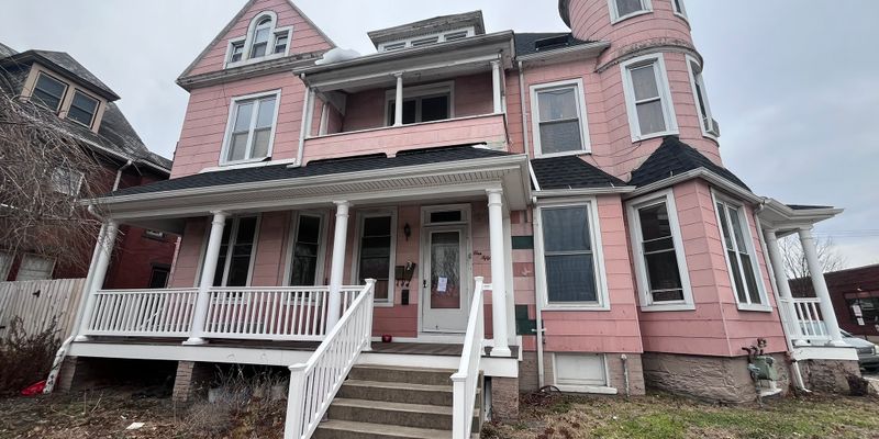 Sunbury Apartment: 158 Market St