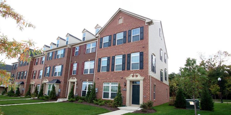 Washington House: 2482 Baldwin Cres NE