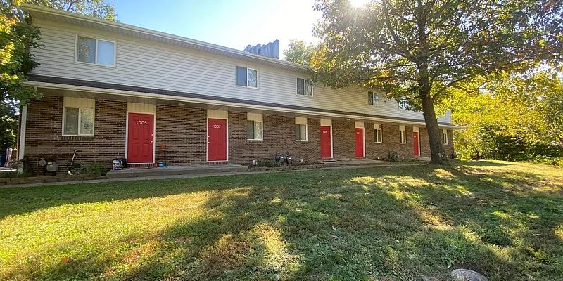 Bloomington House: 1009 W Cascade Ave