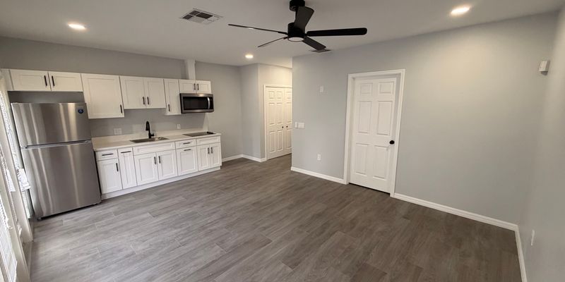 Clermont House: 2222 Hamlin Trail