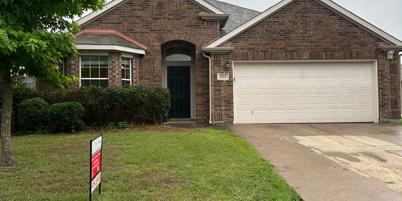 Waxahachie House: 109 Fallen Rock Dr