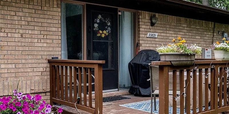 New Baltimore House: 33821 Hooker Rd
