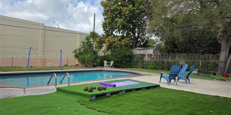 Hollywood House: 2100 N 62nd Ave