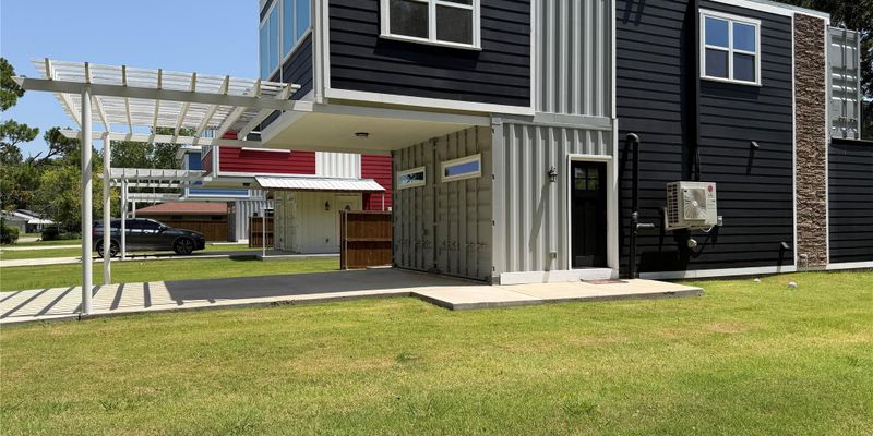Commerce House: 1232 Kennie Dr