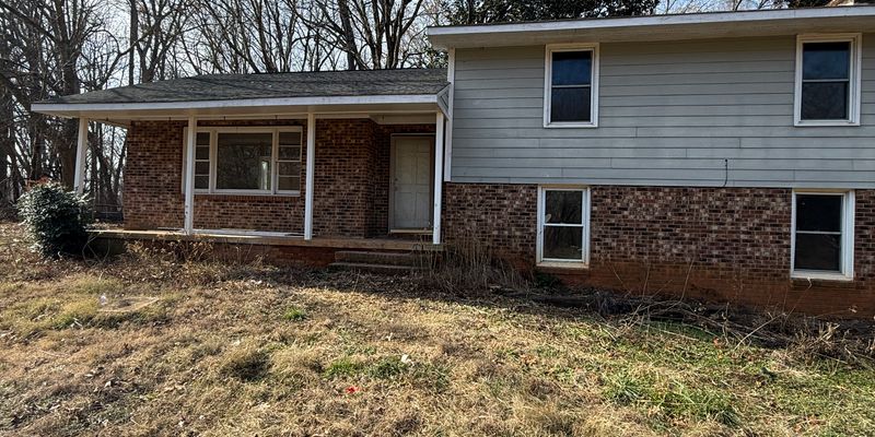 Pittsboro House: 402 Friendly Pooch Ln