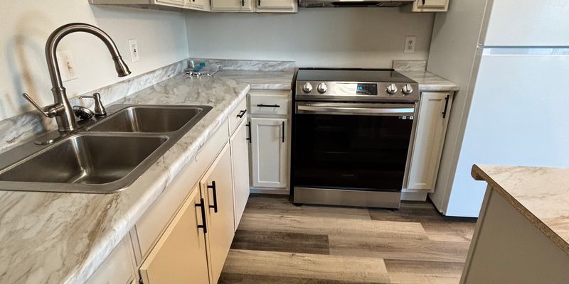 Granite City Apartment: 2713 Center St