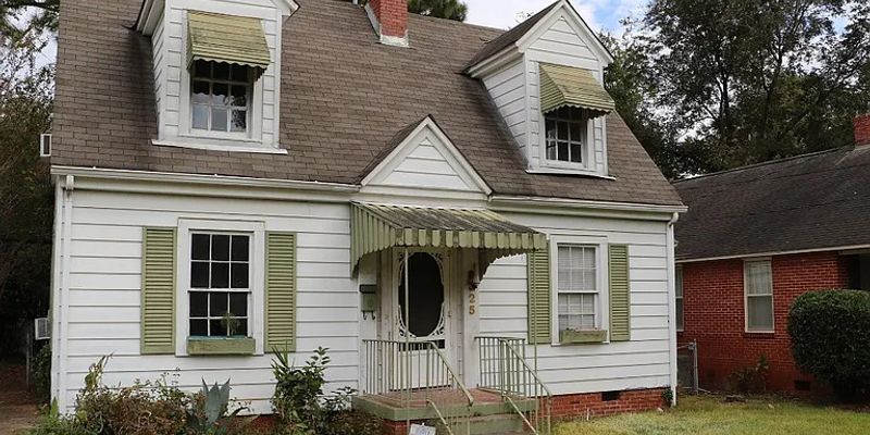Montgomery House: 325 Ryan St